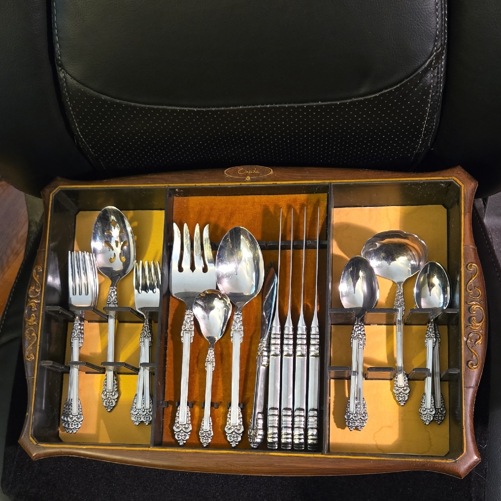 MCM Oneida Set Of 4 w/Serving Accessory Pieces (26 Pcs) & Holding Tray